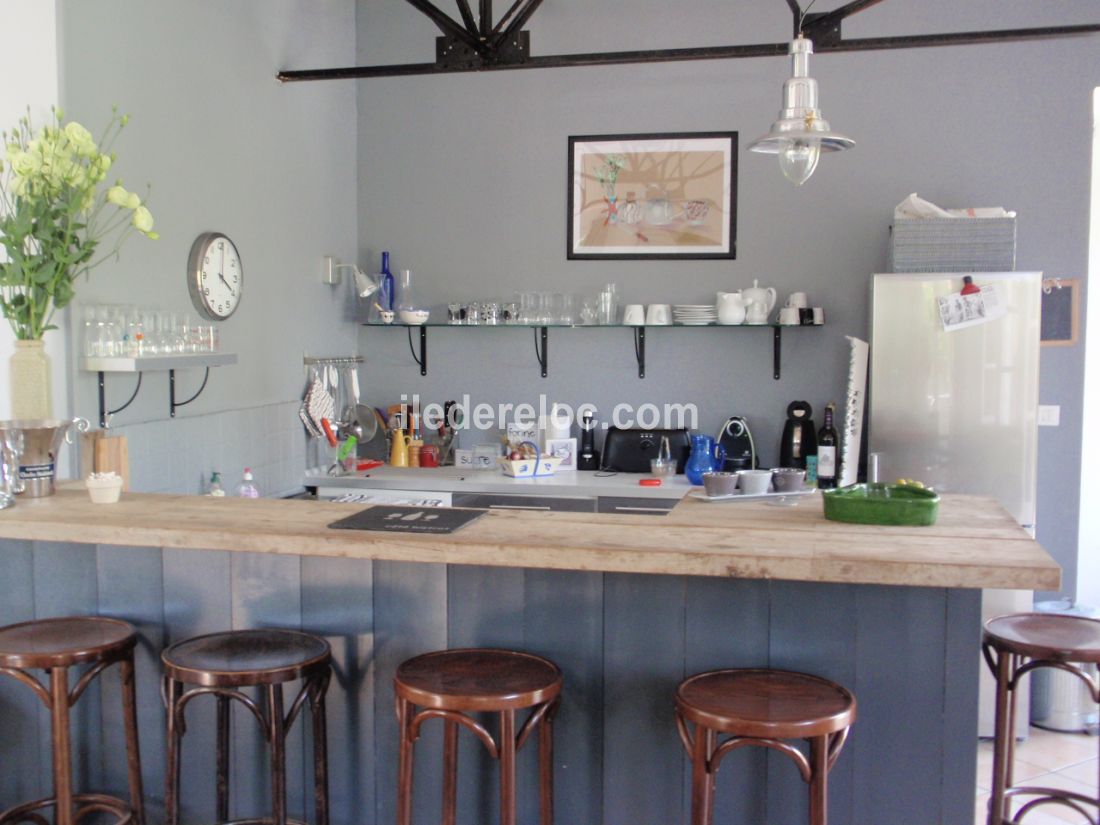 Photo 17 : CUISINE d'une maison située à Loix, île de Ré.