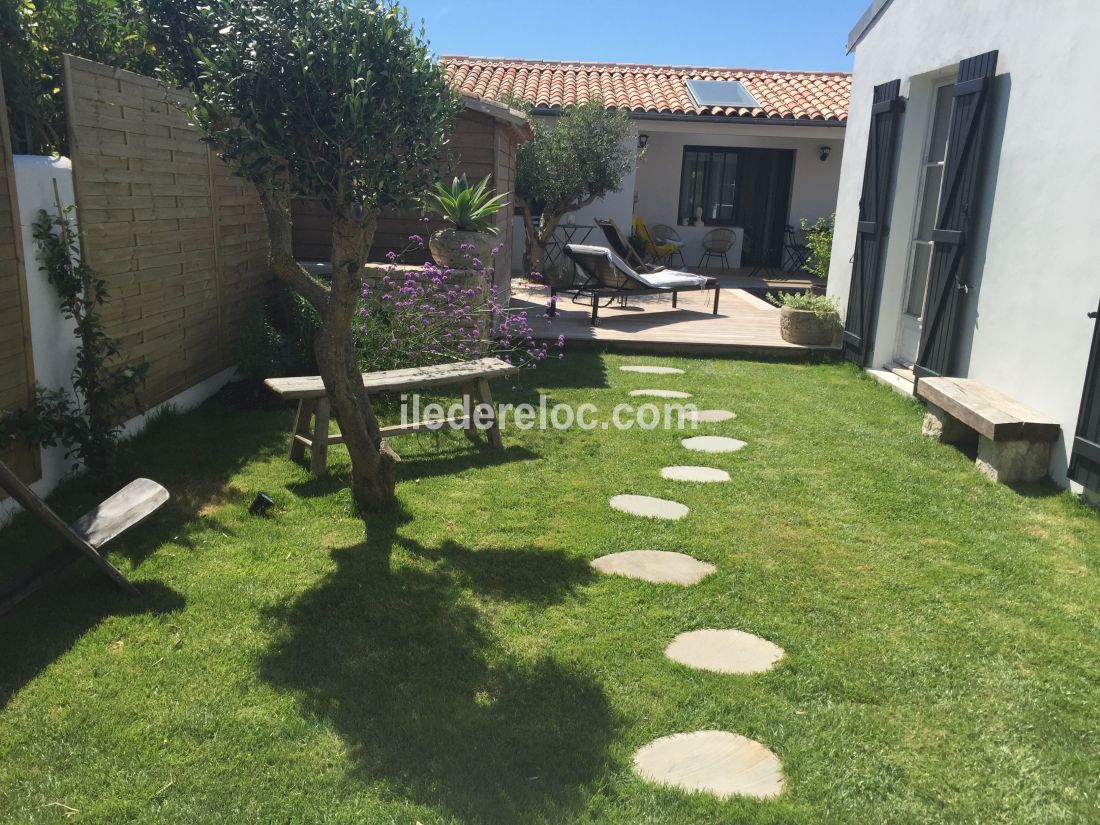 Photo 3 : JARDIN d'une maison située à Loix, île de Ré.