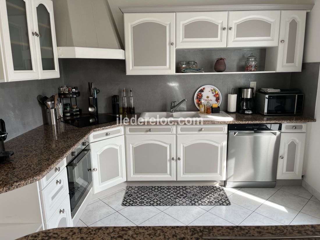 Photo 10 : CUISINE d'une maison situ&eacute;e &agrave; Le Bois-Plage-en-R&eacute;, &icirc;le de R&eacute;.
