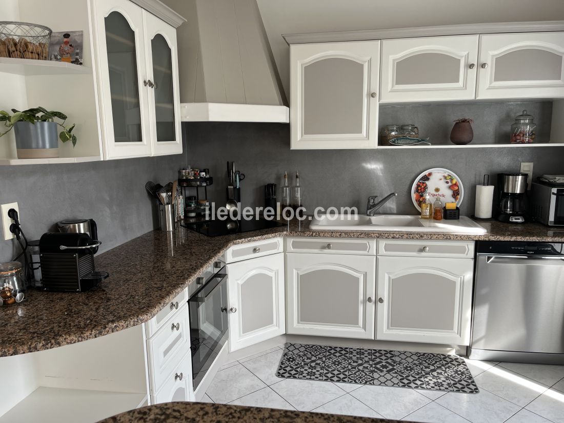 Photo 9 : CUISINE d'une maison situ&eacute;e &agrave; Le Bois-Plage-en-R&eacute;, &icirc;le de R&eacute;.