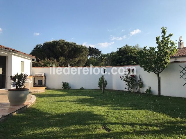 Photo 26 : JARDIN d'une maison située à Le Bois-Plage-en-Ré, île de Ré.