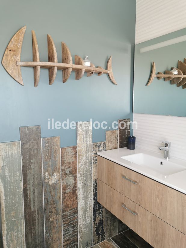 Photo 24 : SALLEDEBAIN d'une maison située à Ars en Ré, île de Ré.