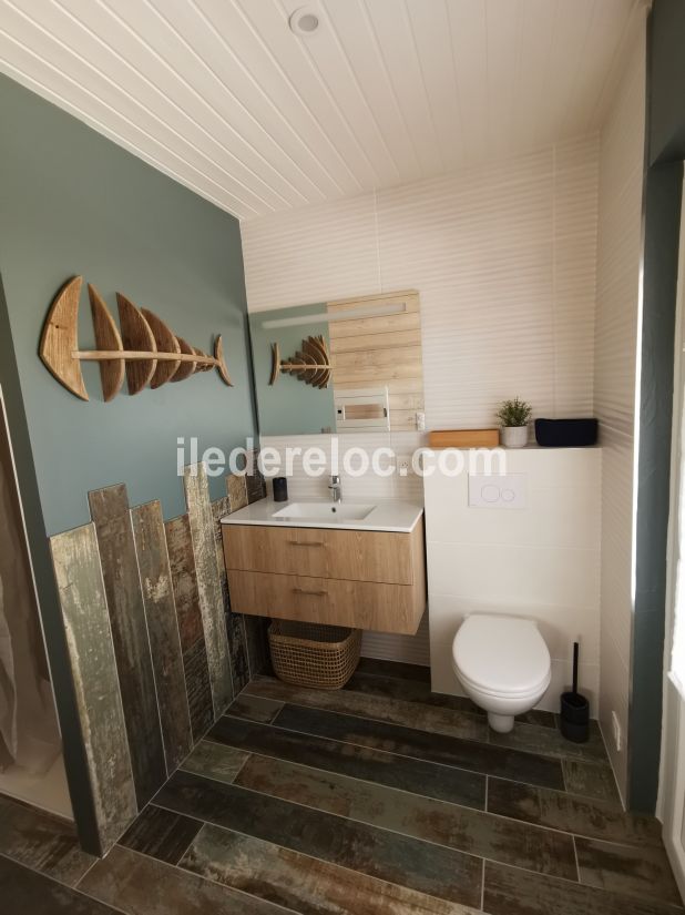 Photo 23 : SALLEDEBAIN d'une maison située à Ars en Ré, île de Ré.