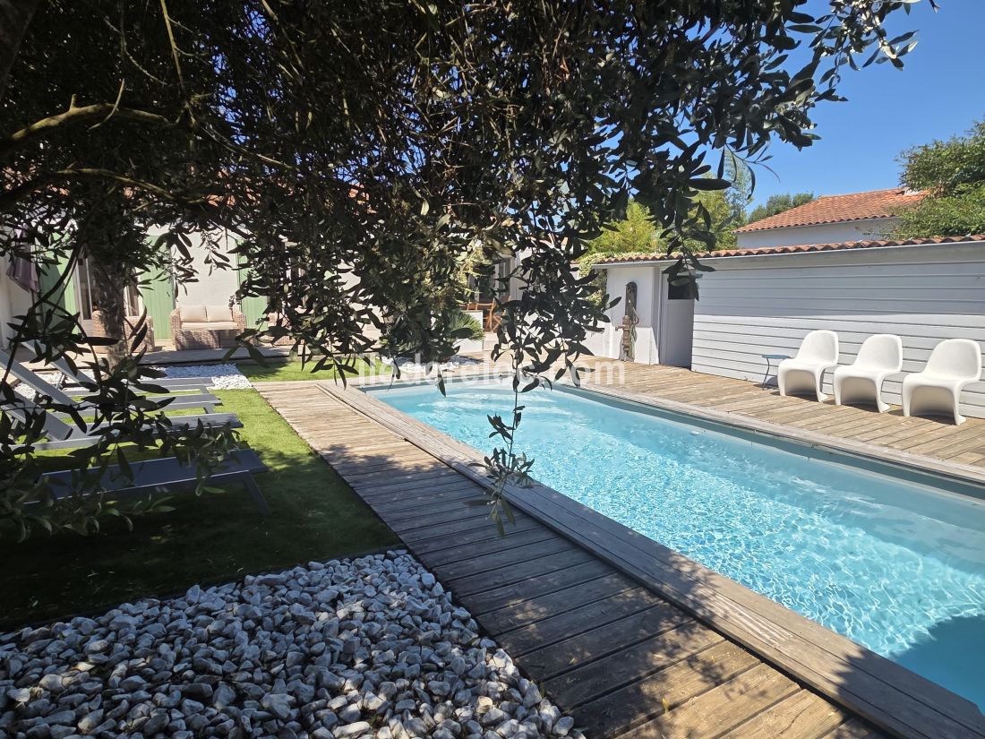 Photo 5 : PISCINE d'une maison situ&eacute;e &agrave; Saint-Martin-de-R&eacute;, &icirc;le de R&eacute;.