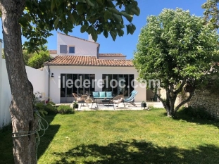 Ile de R&eacute;:Rare  maison et jardin de charme en cœur village à 5' à pied de la plage