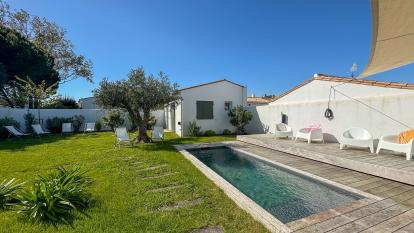 ile de ré Villa de luxe avec piscine au centre de la couarde