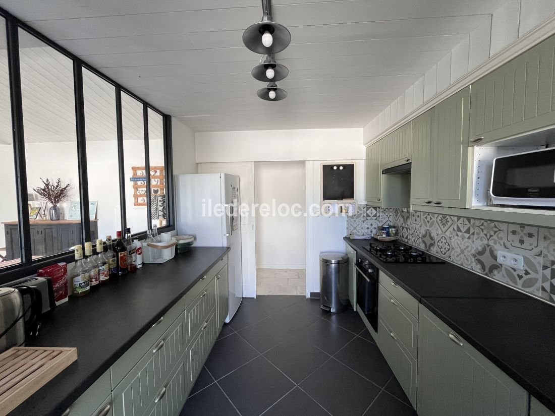 Photo 9 : CUISINE d'une maison situ&eacute;e &agrave; Loix, &icirc;le de R&eacute;.