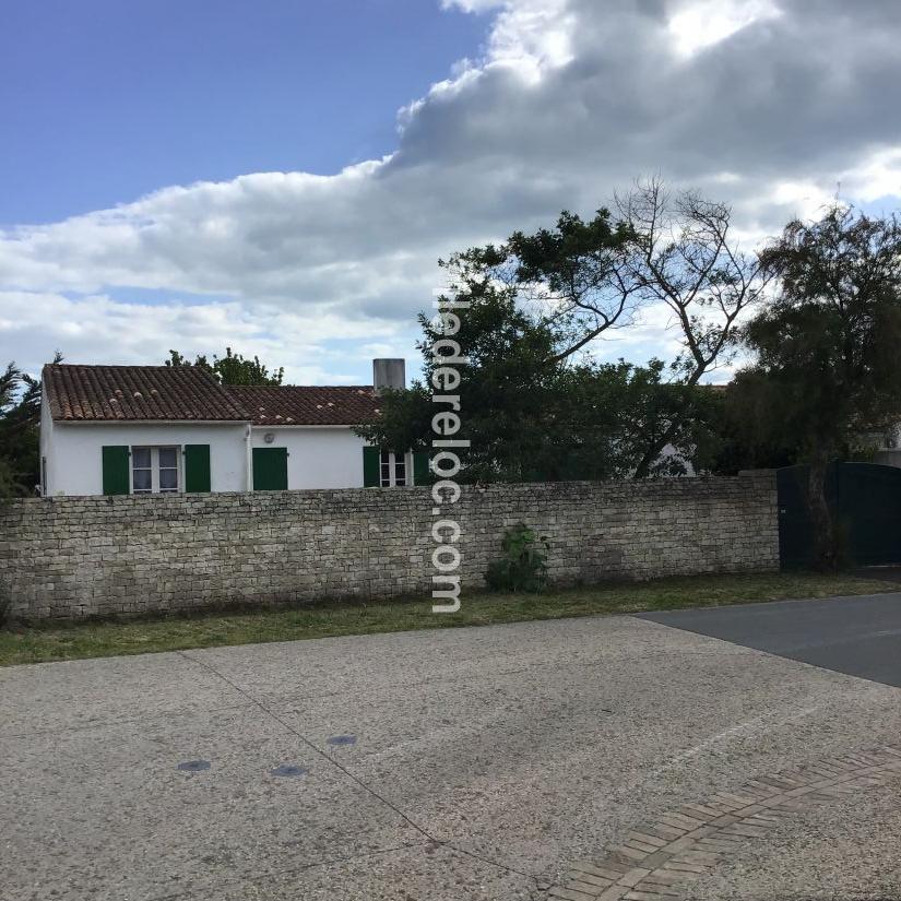 Photo 1 : EXTERIEUR d'une maison située à Sainte-Marie, île de Ré.