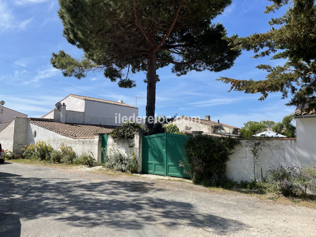 Photo 4 : EXTERIEUR d'une maison située à Le Bois-Plage-en-Ré, île de Ré.