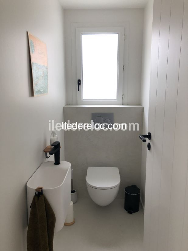 Photo 16 : WC d'une maison située à Le Bois-Plage-en-Ré, île de Ré.
