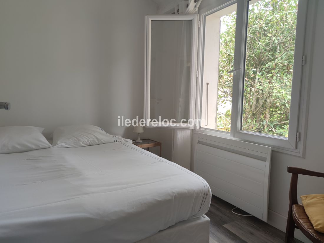 Photo 12 : CHAMBRE d'une maison située à Le Bois-Plage-en-Ré, île de Ré.