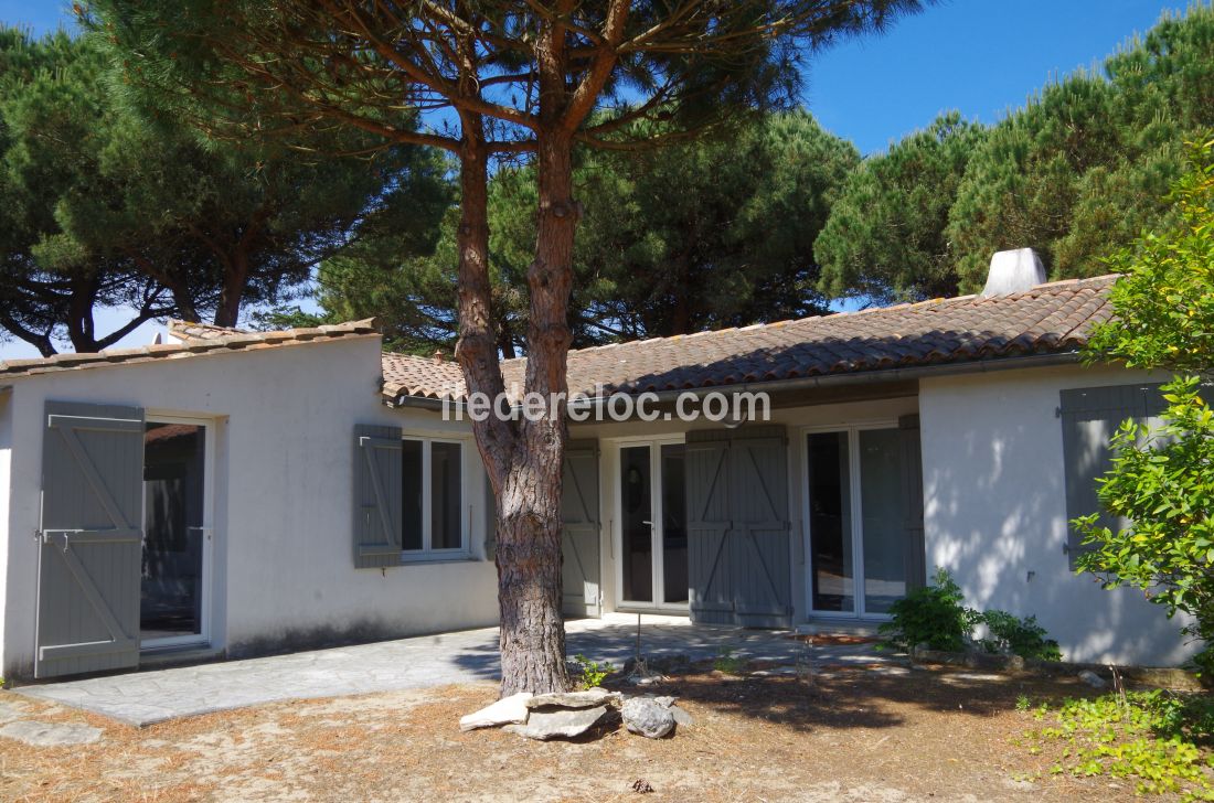 Photo 1 : EXTERIEUR d'une maison située à Le Bois-Plage-en-Ré, île de Ré.