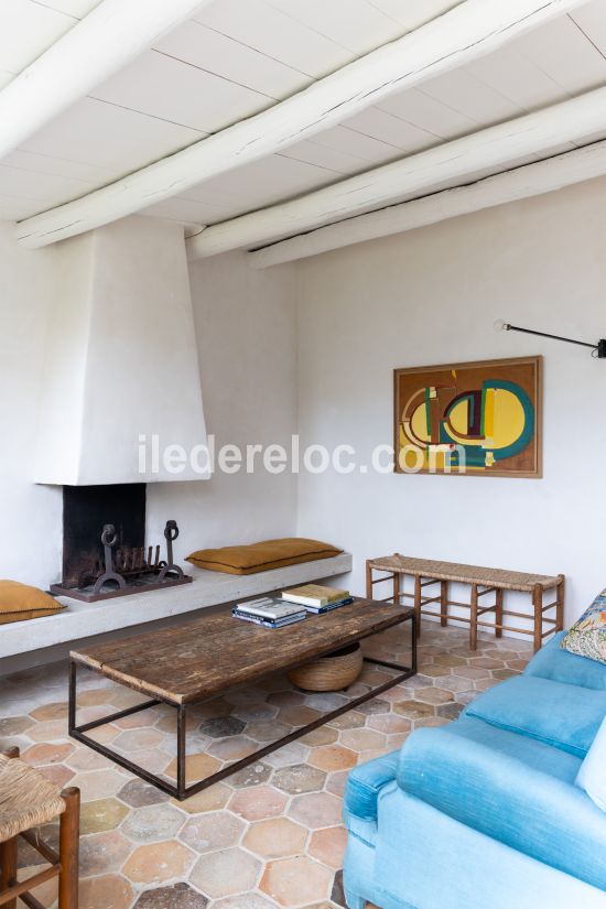Photo 8 : SEJOUR d'une maison situ&eacute;e &agrave; Ars en R&eacute;, &icirc;le de R&eacute;.
