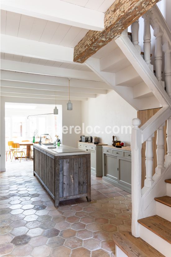 Photo 12 : CUISINE d'une maison situ&eacute;e &agrave; Ars en R&eacute;, &icirc;le de R&eacute;.