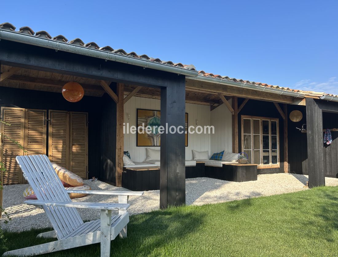 Photo 4 : EXTERIEUR d'une maison situ&eacute;e &agrave; Ars en R&eacute;, &icirc;le de R&eacute;.