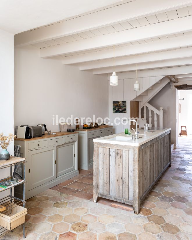 Photo 13 : CUISINE d'une maison situ&eacute;e &agrave; Ars en R&eacute;, &icirc;le de R&eacute;.