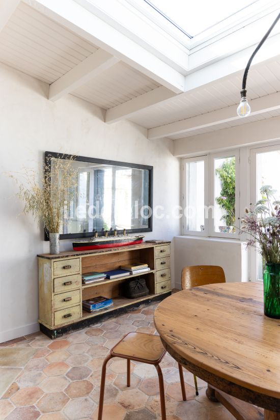 Photo 11 : SEJOUR d'une maison situ&eacute;e &agrave; Ars en R&eacute;, &icirc;le de R&eacute;.