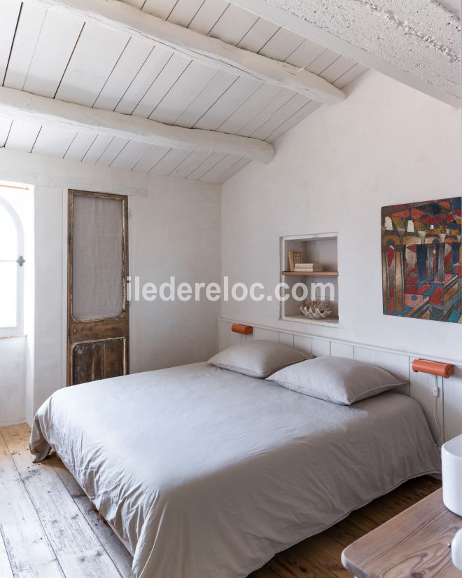 Photo 15 : CHAMBRE d'une maison situ&eacute;e &agrave; Ars en R&eacute;, &icirc;le de R&eacute;.