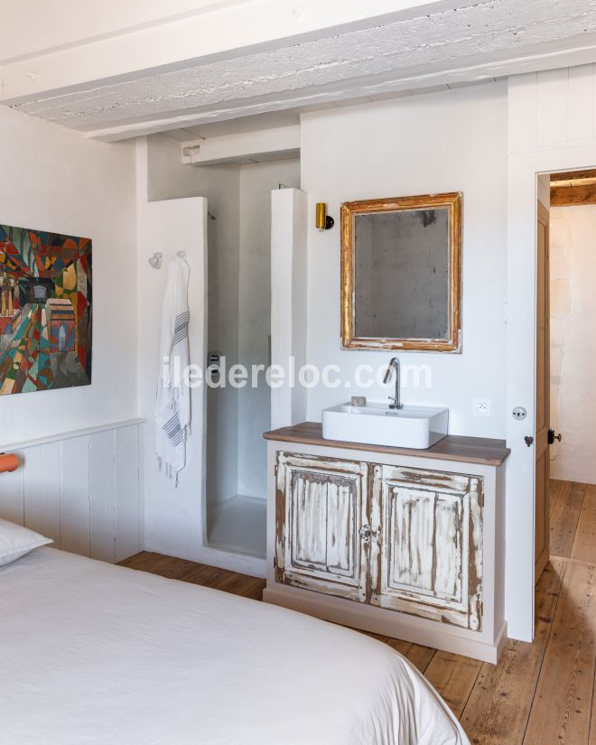 Photo 16 : CHAMBRE d'une maison situ&eacute;e &agrave; Ars en R&eacute;, &icirc;le de R&eacute;.