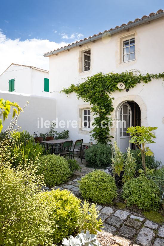 Photo 4 : EXTERIEUR d'une maison situ&eacute;e &agrave; Ars en R&eacute;, &icirc;le de R&eacute;.