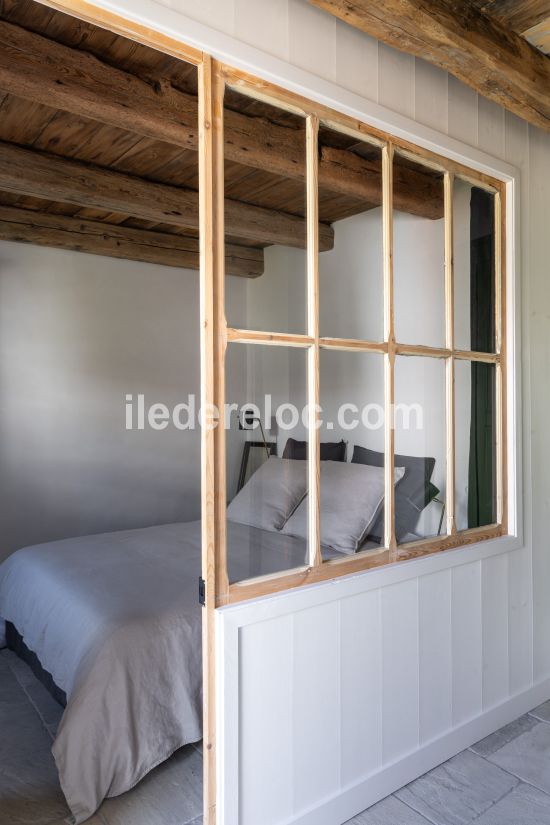 Photo 19 : CHAMBRE d'une maison situ&eacute;e &agrave; Ars en R&eacute;, &icirc;le de R&eacute;.