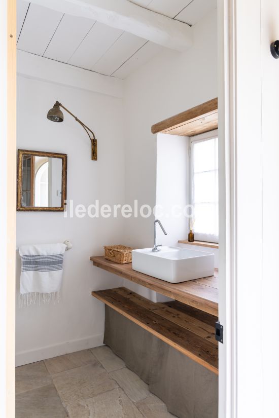Photo 20 : SALLEDEBAIN d'une maison situ&eacute;e &agrave; Ars en R&eacute;, &icirc;le de R&eacute;.