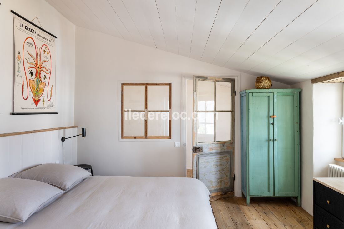 Photo 22 : CHAMBRE d'une maison situ&eacute;e &agrave; Ars en R&eacute;, &icirc;le de R&eacute;.