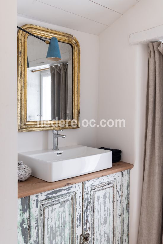 Photo 23 : SALLEDEBAIN d'une maison situ&eacute;e &agrave; Ars en R&eacute;, &icirc;le de R&eacute;.