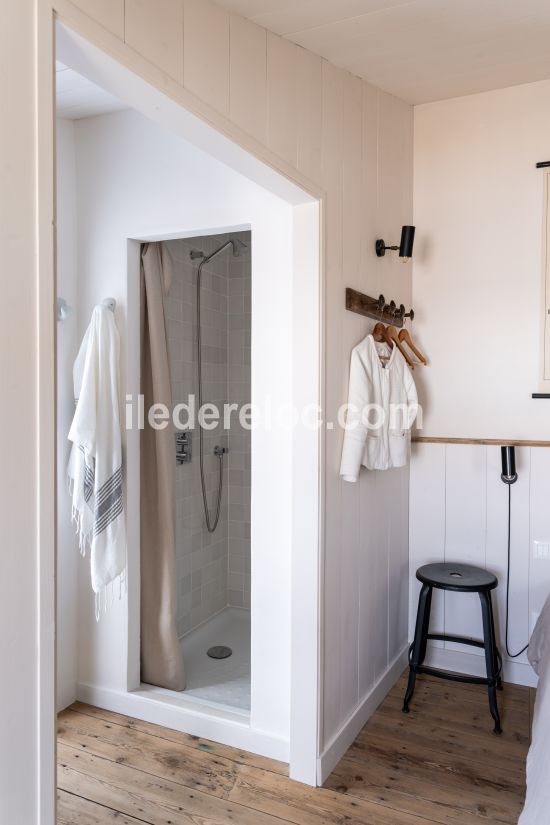 Photo 24 : SALLEDEBAIN d'une maison situ&eacute;e &agrave; Ars en R&eacute;, &icirc;le de R&eacute;.