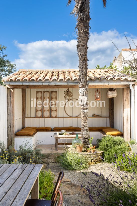 Photo 5 : EXTERIEUR d'une maison situ&eacute;e &agrave; Ars en R&eacute;, &icirc;le de R&eacute;.