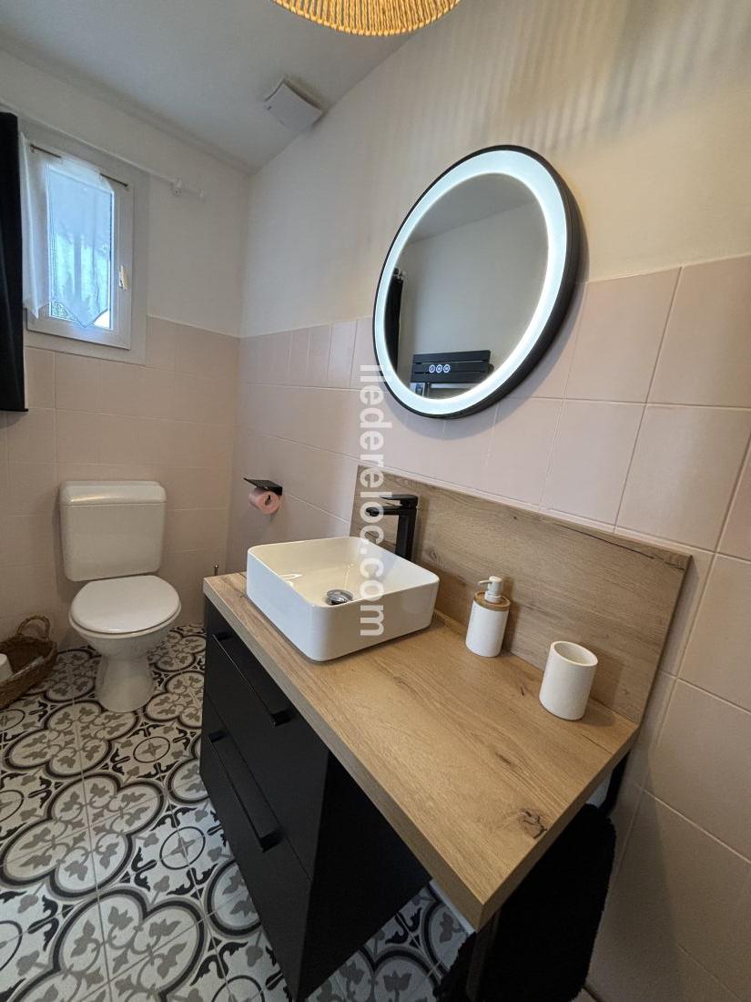 Photo 27 : WC d'une maison située à Le Bois-Plage-en-Ré, île de Ré.