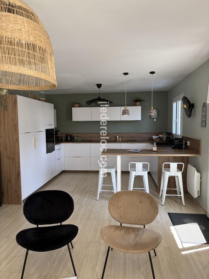Photo 11 : CUISINE d'une maison située à Le Bois-Plage-en-Ré, île de Ré.