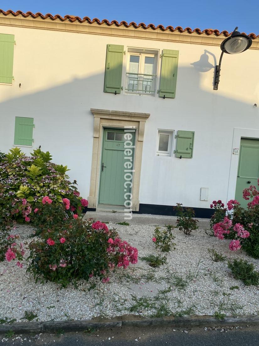 Photo 6 : EXTERIEUR d'une maison située à Ars en Ré, île de Ré.