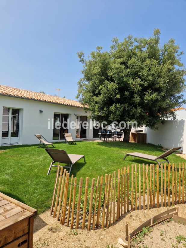 Photo 2 : JARDIN d'une maison située à Le Bois-Plage-en-Ré, île de Ré.