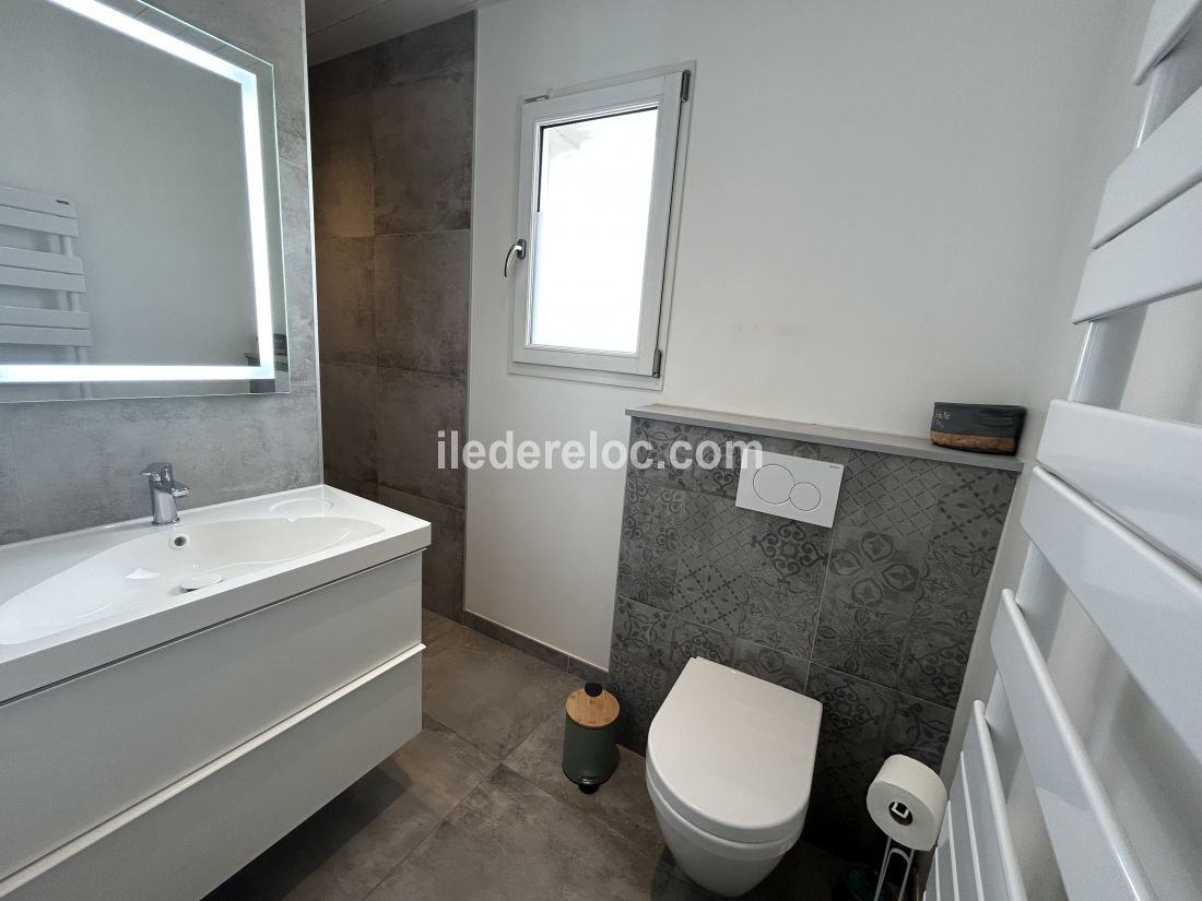 Photo 26 : SALLEDEBAIN d'une maison située à La Flotte-en-Ré, île de Ré.