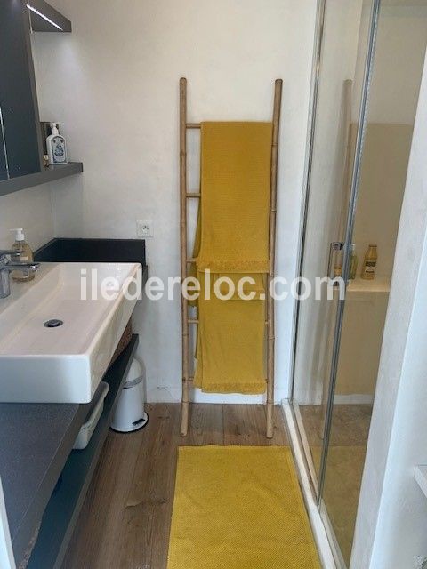 Photo 10 : SALLEDEBAIN d'une maison située à Les Portes-en-Ré, île de Ré.