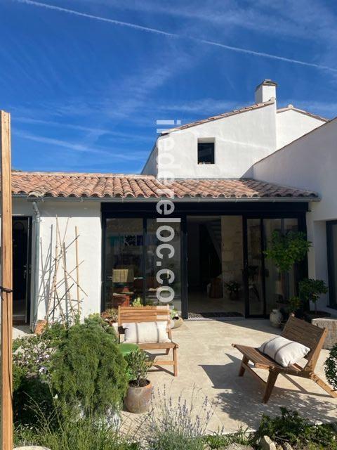 Photo 1 : TERRASSE d'une maison située à Ars en Ré, île de Ré.