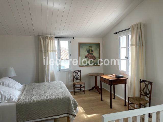 Photo 10 : CHAMBRE d'une maison située à Ars en Ré, île de Ré.