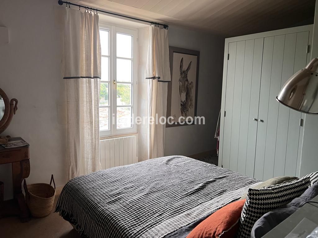 Photo 13 : CHAMBRE d'une maison située à Les Portes-en-Ré, île de Ré.