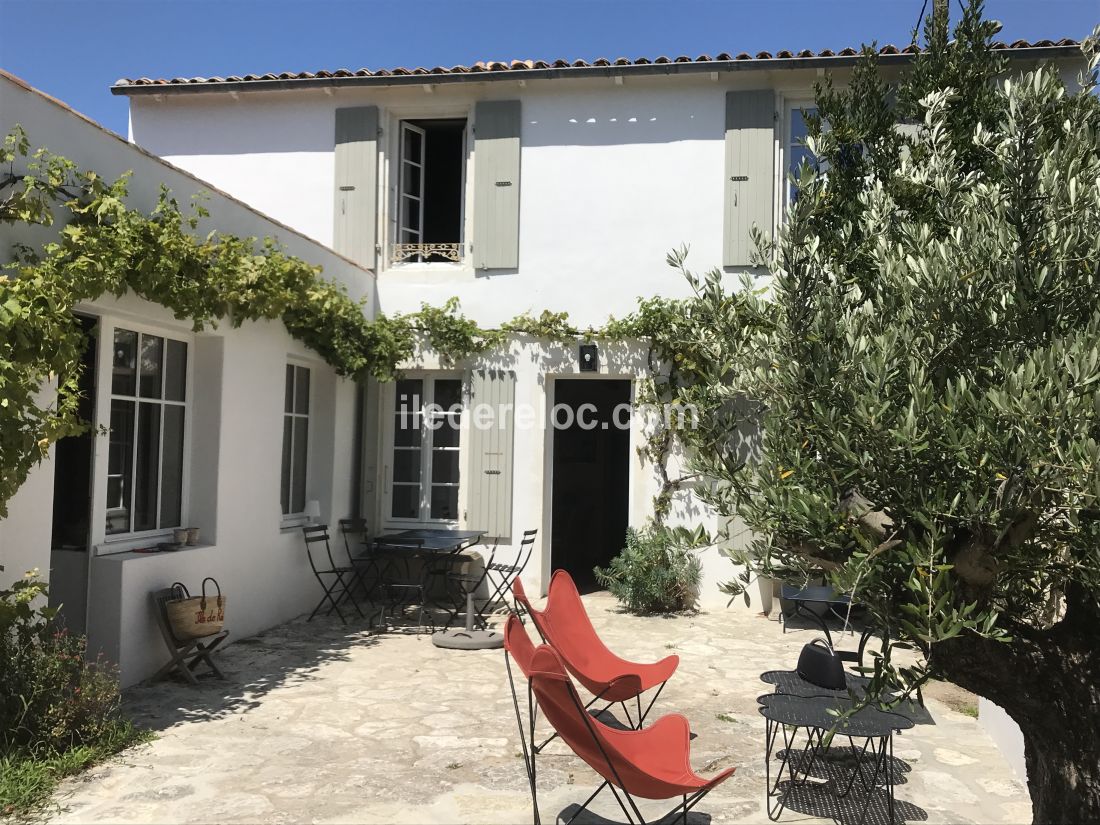 Photo 2 : EXTERIEUR d'une maison située à Les Portes-en-Ré, île de Ré.