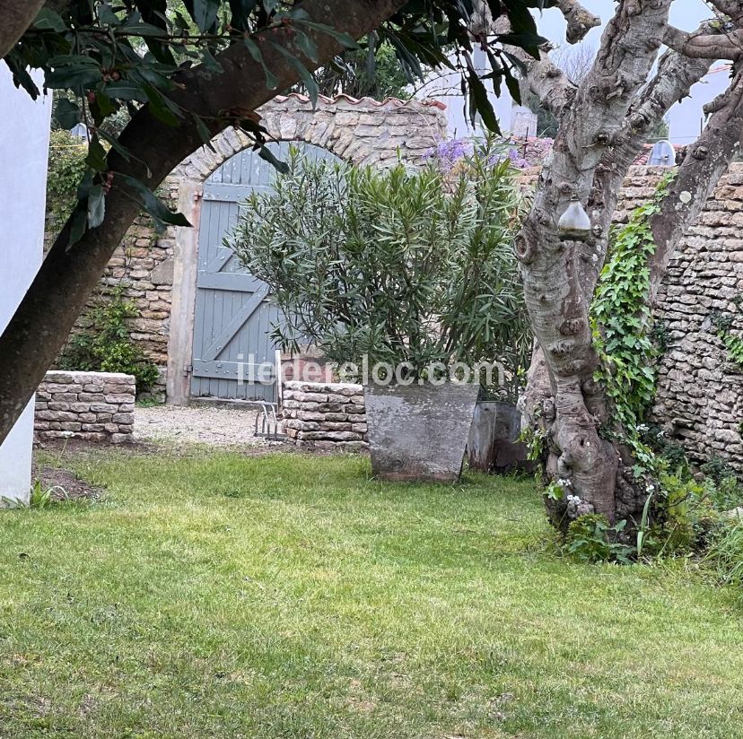 Photo 4 : EXTERIEUR d'une maison située à Les Portes-en-Ré, île de Ré.
