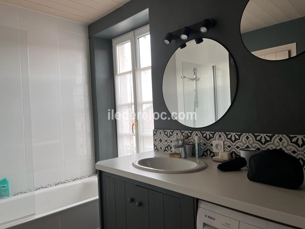 Photo 18 : SALLEDEBAIN d'une maison située à Les Portes-en-Ré, île de Ré.