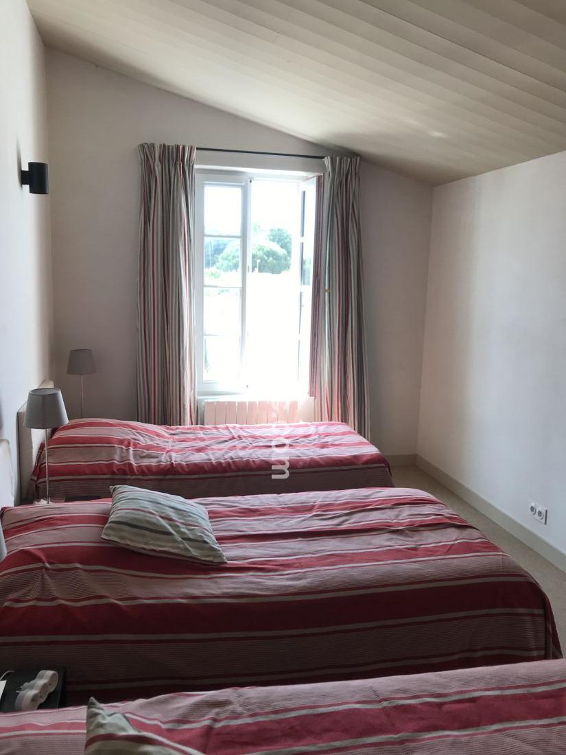 Photo 15 : CHAMBRE d'une maison située à Les Portes-en-Ré, île de Ré.