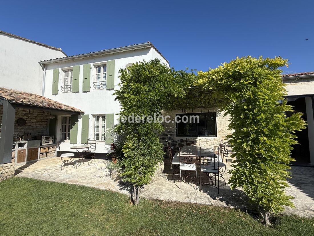 Photo 7 : JARDIN d'une maison située à Ars en Ré, île de Ré.