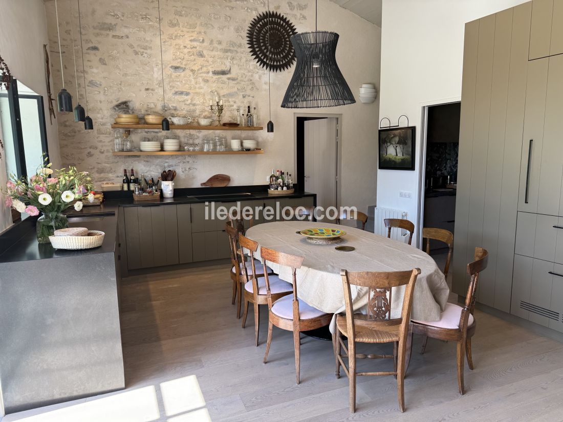 Photo 18 : CUISINE d'une maison située à Ars en Ré, île de Ré.