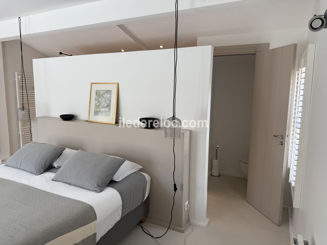 Photo 27 : CHAMBRE d'une maison située à Ars en Ré, île de Ré.
