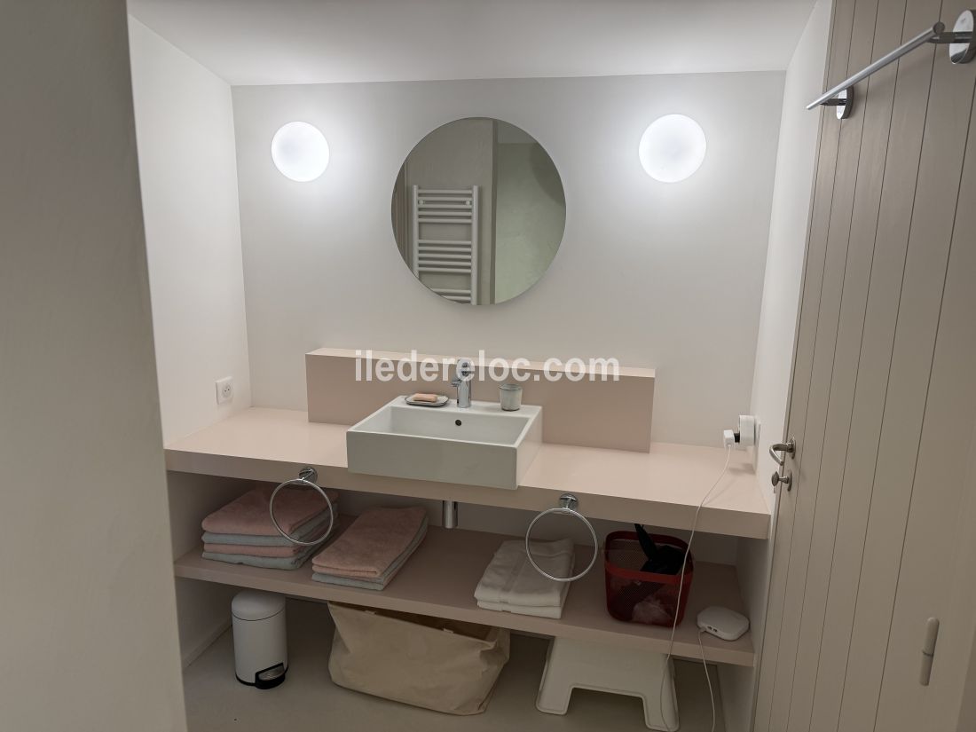 Photo 33 : SALLEDEBAIN d'une maison située à Ars en Ré, île de Ré.