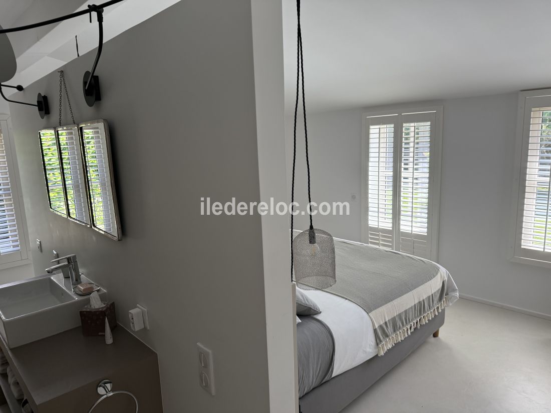Photo 28 : CHAMBRE d'une maison située à Ars en Ré, île de Ré.