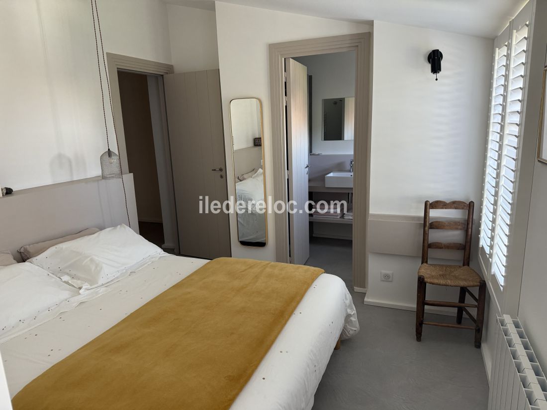Photo 38 : CHAMBRE d'une maison située à Ars en Ré, île de Ré.