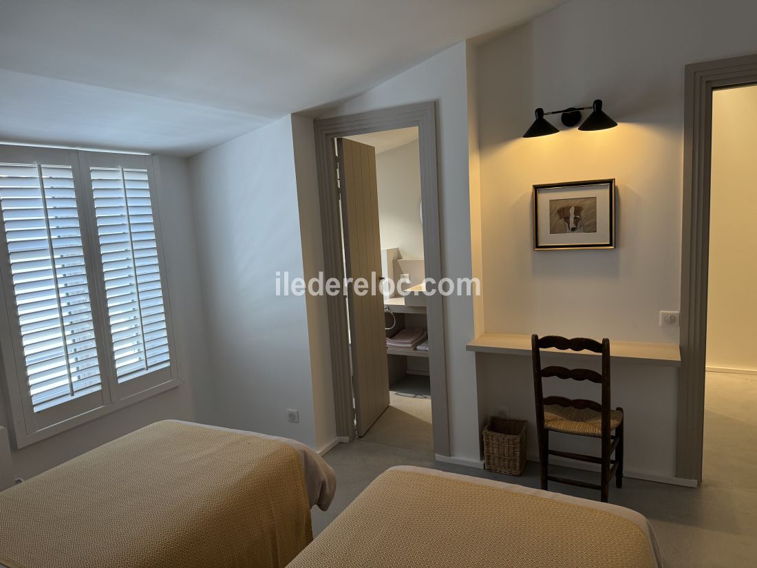 Photo 43 : CHAMBRE d'une maison située à Ars en Ré, île de Ré.